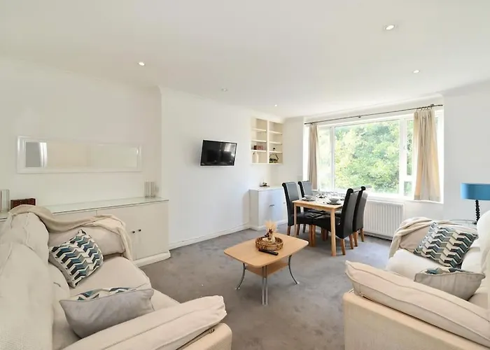 3-Bedroom With Parking In Maida Vale