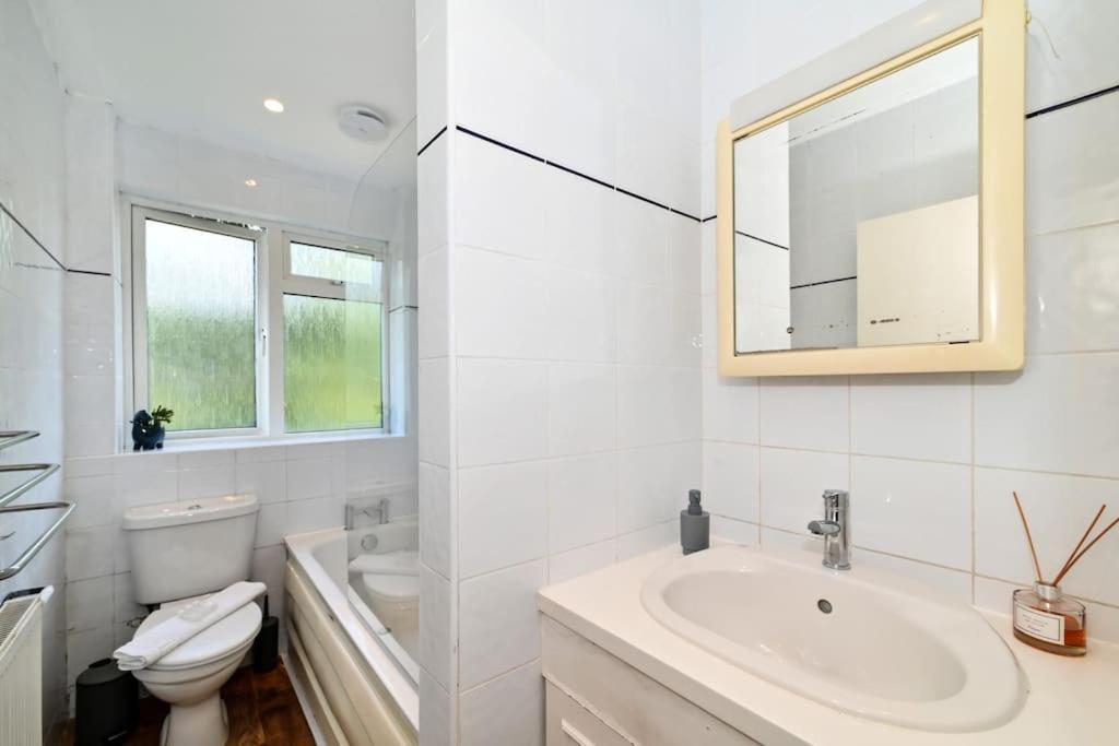 3-bedroom With Parking In Maida Vale Appartamento