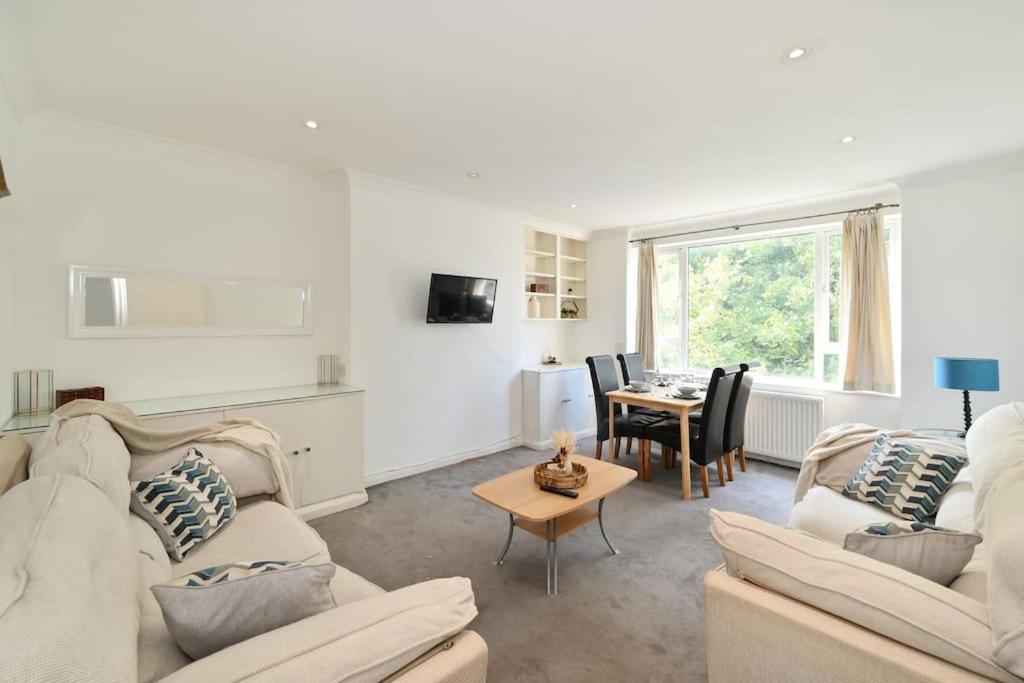 3-bedroom With Parking In Maida Vale Londra